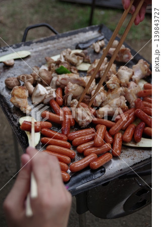 バーベキューグリルの上で鉄板焼きの調理風景3 バーベキューグリルの上で鉄板焼きの調理風景3 139843727