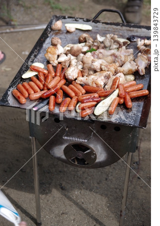 バーベキューグリルの上で鉄板焼きの調理風景1 バーベキューグリルの上で鉄板焼きの調理風景1 139843729