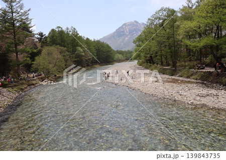 上高地・清流梓川と焼岳 上高地・清流梓川と焼岳 139843735