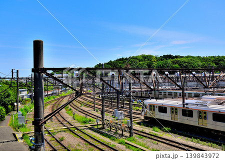 東急田園都市線に架かる跨線橋から見る東急電鉄車両基地長津田検車区 東急田園都市線に架かる跨線橋から見る東急電鉄車両基地長津田検車区 139843972