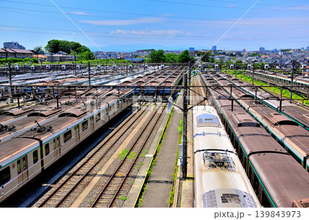 東急田園都市線に架かる跨線橋から見る東急電鉄車両基地長津田検車区 東急田園都市線に架かる跨線橋から見る東急電鉄車両基地長津田検車区 139843973