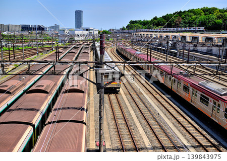 東急田園都市線に架かる跨線橋から見る東急電鉄車両基地長津田検車区 139843975