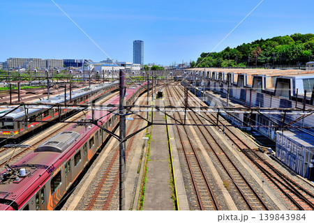 東急田園都市線に架かる跨線橋から見る東急電鉄車両基地長津田検車区 東急田園都市線に架かる跨線橋から見る東急電鉄車両基地長津田検車区 139843984