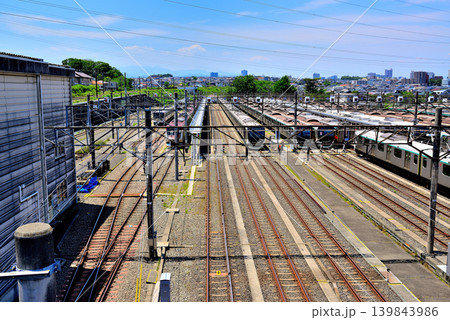 東急田園都市線に架かる跨線橋から見る東急電鉄車両基地長津田検車区 139843986