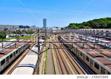 東急田園都市線に架かる跨線橋から見る東急電鉄車両基地長津田検車区 東急田園都市線に架かる跨線橋から見る東急電鉄車両基地長津田検車区 139843988