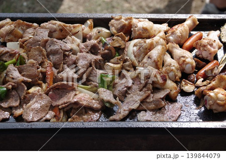 鉄板焼きバーベキュー調理風景6 鉄板焼きバーベキュー調理風景6 139844079