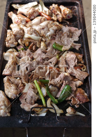 鉄板焼きバーベキュー調理風景5 139844080