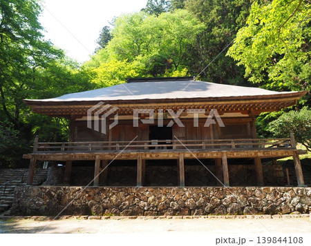 女人高野の歴史を伝える至宝。初夏の柔らかな陽光が照らす厳かな木造建築 女人高野の歴史を伝える至宝。初夏の柔らかな陽光が照らす厳かな木造建築 139844108
