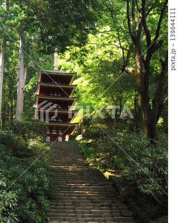 森の奥深くに佇む女人高野の象徴。木漏れ日を浴びて厳かに立つ日本最小の五重塔 森の奥深くに佇む女人高野の象徴。木漏れ日を浴びて厳かに立つ日本最小の五重塔 139844111