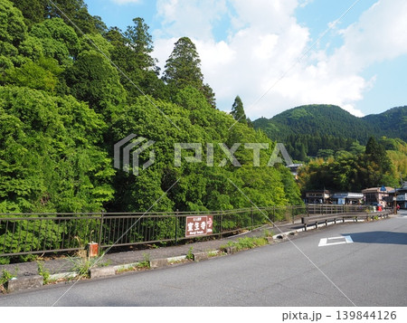 のどかな門前町と深緑のコントラスト。奈良・宇陀の豊かな自然を映すドライブ風景 のどかな門前町と深緑のコントラスト。奈良・宇陀の豊かな自然を映すドライブ風景 139844126