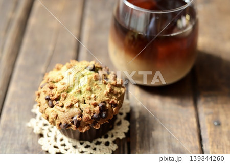 サクサクふんわりの抹茶チョコチップマフィンとセパレートカフェオレ サクサクふんわりの抹茶チョコチップマフィンとセパレートカフェオレ 139844260