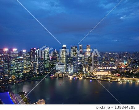 シンガポール・マリーナベイサンズから望む夕暮れの夜景 シンガポール・マリーナベイサンズから望む夕暮れの夜景 139844289