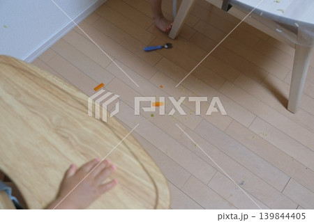 子供の食事で床に落ちて散った食べこぼし 139844405