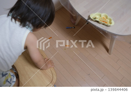 床の食べこぼしを覗き込む子供の後ろ姿 139844406