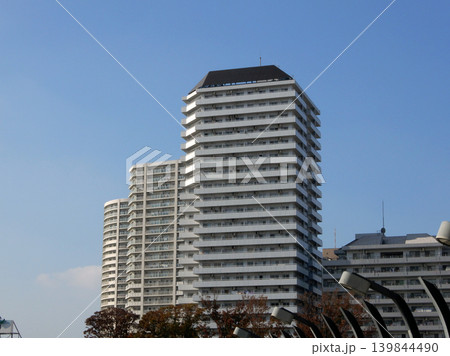 青空をバックにしたマンション 青空をバックにしたマンション 139844490