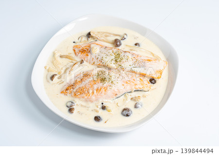 白背景に置かれたシャケときのこのクリーム煮 139844494