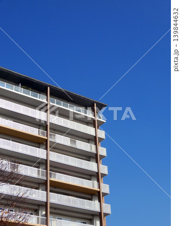 青空をバックにしたマンション 139844632