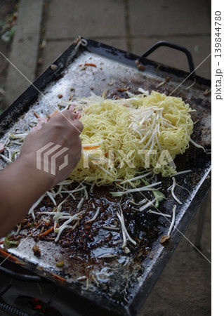 バーベキュー焼きそばの調理風景2 139844780