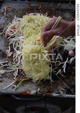 バーベキュー焼きそばの調理風景6 139844784