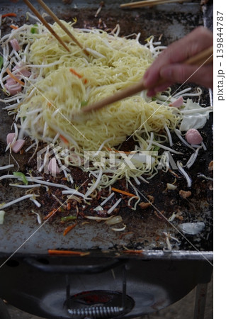 バーベキュー焼きそばの調理風景9 バーベキュー焼きそばの調理風景9 139844787