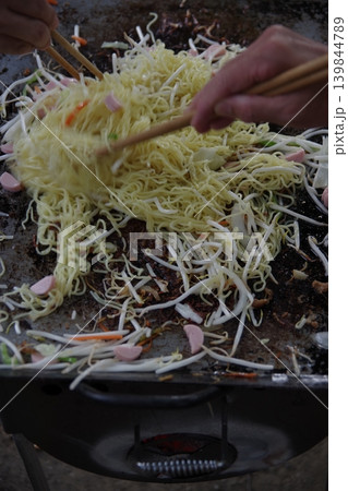 バーベキュー焼きそばの調理風景11 バーベキュー焼きそばの調理風景11 139844789