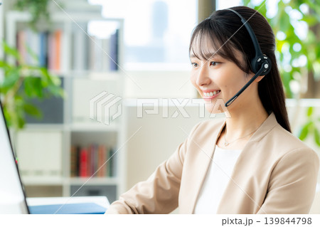 オフィスで働く女性のオペレーター 139844798