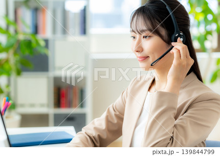 オフィスで働く女性のオペレーター 139844799