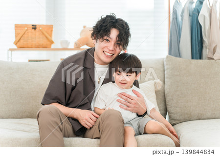 マイホーム,家の中で遊ぶ笑顔の親子,男の子を抱きしめるパパ マイホーム,家の中で遊ぶ笑顔の親子,男の子を抱きしめるパパ 139844834