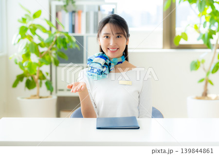 制服を着た受付の女性 制服を着た受付の女性 139844861