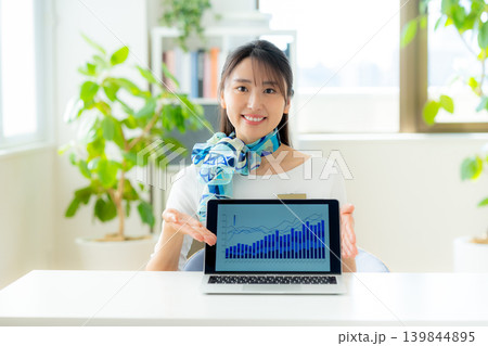 制服を着た受付の女性 139844895