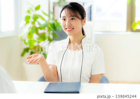 制服を着た受付の女性 制服を着た受付の女性 139845244