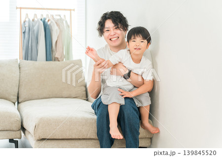 マイホーム,家の中で遊ぶ笑顔の親子,パパと男の子,息子,子供 マイホーム,家の中で遊ぶ笑顔の親子,パパと男の子,息子,子供 139845520