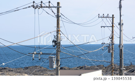 三浦半島の海と絡み合う電柱 三浦半島の海と絡み合う電柱 139845538
