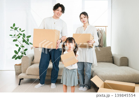 家で引越しの作業,梱包,荷造り,転勤,転居をする若いアジア人男女,夫婦,カップル 家で引越しの作業,梱包,荷造り,転勤,転居をする若いアジア人男女,夫婦,カップル 139845554