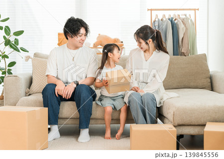 家で引越しの作業,梱包,荷造り,転勤,転居をする若いアジア人男女,夫婦,カップル 家で引越しの作業,梱包,荷造り,転勤,転居をする若いアジア人男女,夫婦,カップル 139845556