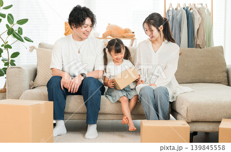 家で引越しの作業,梱包,荷造り,転勤,転居をする若いアジア人男女,夫婦,カップル 家で引越しの作業,梱包,荷造り,転勤,転居をする若いアジア人男女,夫婦,カップル 139845558