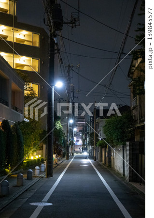東京の深夜住宅街の路地裏 139845577