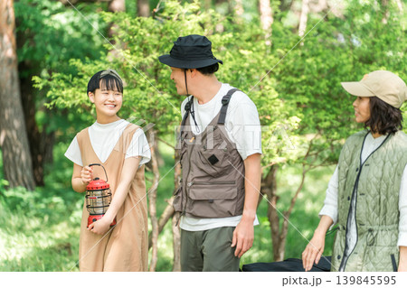 キャンプ場でキャンプ・グランピングを楽しむ家族・ファミリー キャンプ場でキャンプ・グランピングを楽しむ家族・ファミリー 139845595