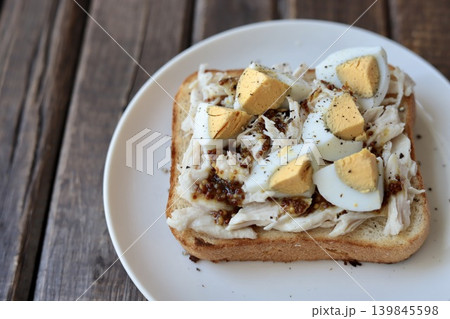ハニーマスタードソースで食べるサラダチキンと茹で卵のオープントースト ハニーマスタードソースで食べるサラダチキンと茹で卵のオープントースト 139845598