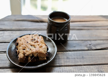 やちむんで楽しむチョコチャンクスコーンとカフェオレのコーヒータイム やちむんで楽しむチョコチャンクスコーンとカフェオレのコーヒータイム 139845628