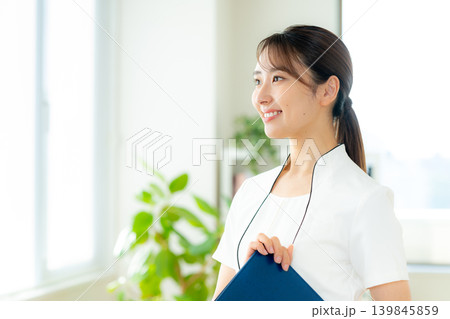 エステティシャンの女性 エステティシャンの女性 139845859