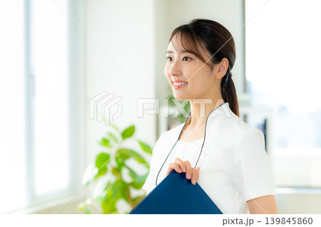 エステティシャンの女性 エステティシャンの女性 139845860