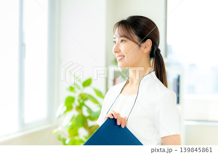 エステティシャンの女性 エステティシャンの女性 139845861