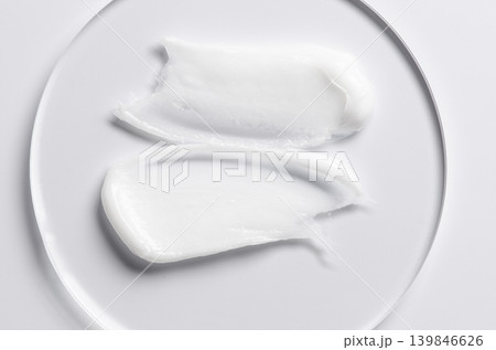 A sample of a cosmetic product. A moisturizing gel or shaving cream or body milk. 139846626
