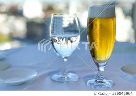 おしゃれなテーブルとビールグラス おしゃれなテーブルとビールグラス 139846964