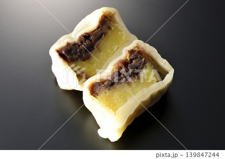 いきなり団子を黒背景で撮影 いきなり団子を黒背景で撮影 139847244