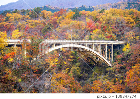 紅葉の見頃を迎えた秋の鳴子峡の鳴子大橋 日本の風景 139847274