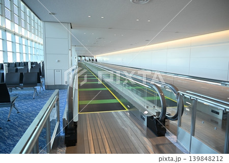 空港ターミナル内の動く歩道と近代的な通路 139848212