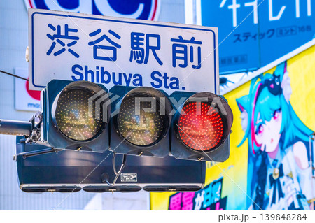 日本の東京都市景観新風景。渋谷駅前・渋谷スクランブル交差点の信号機などを望む 日本の東京都市景観新風景。渋谷駅前・渋谷スクランブル交差点の信号機などを望む 139848284