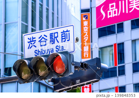 日本の東京都市景観新風景。渋谷スクランブル交差点の信号機などを望む 日本の東京都市景観新風景。渋谷スクランブル交差点の信号機などを望む 139848353